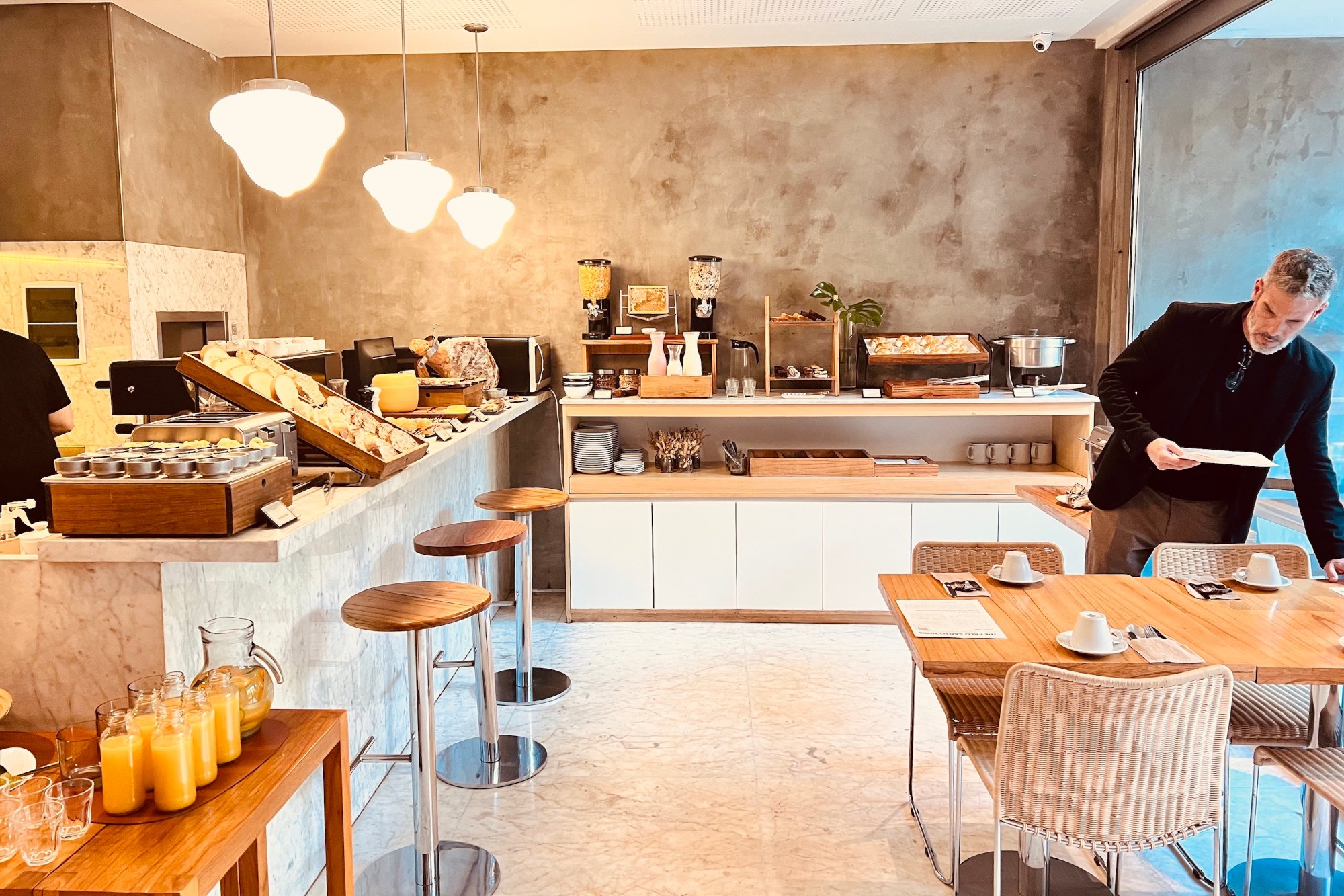 Salón de desayuno con vista al jardín en Palo Santo