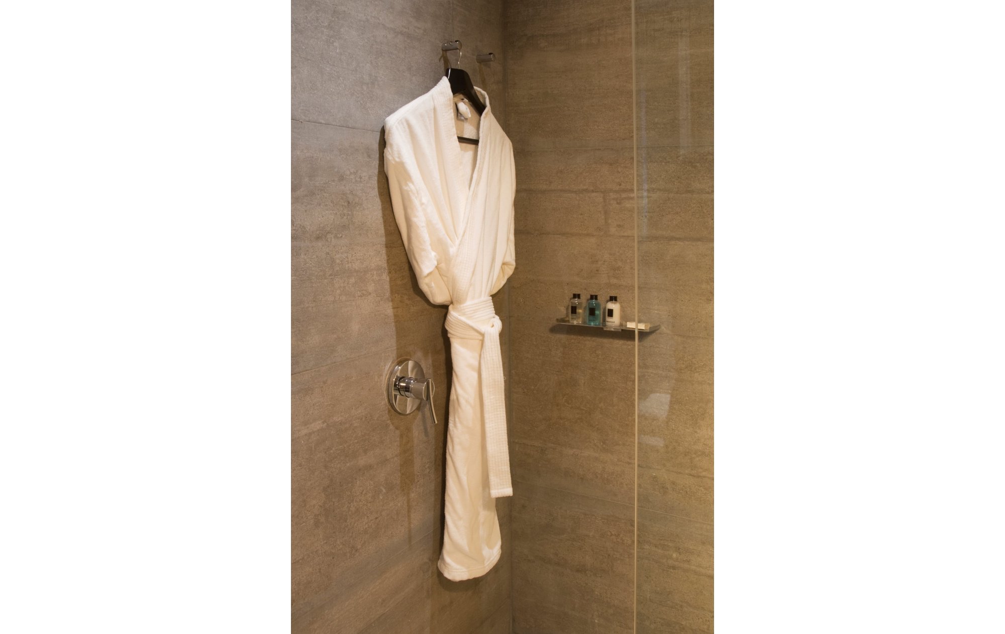 Bata de baño y amenities en Palo Santo