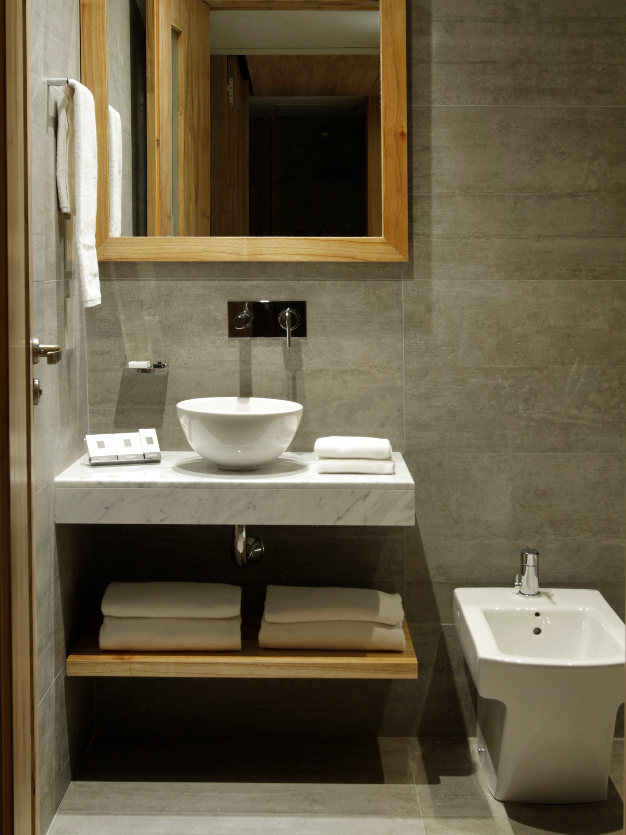 Detalles del baño de una Habitación Premium con grifería moderna