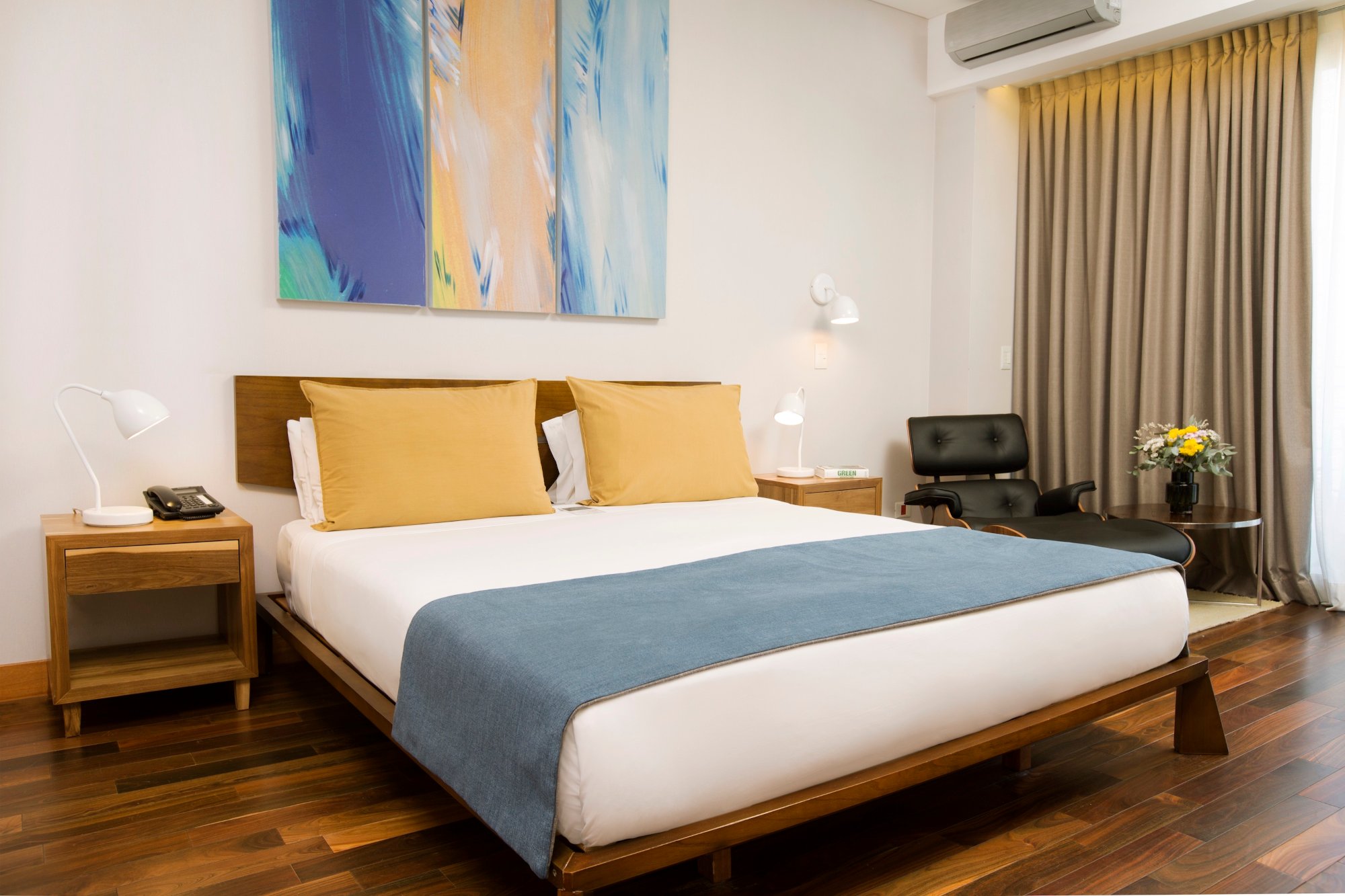 Cama King y área de estar en una habitación Deluxe