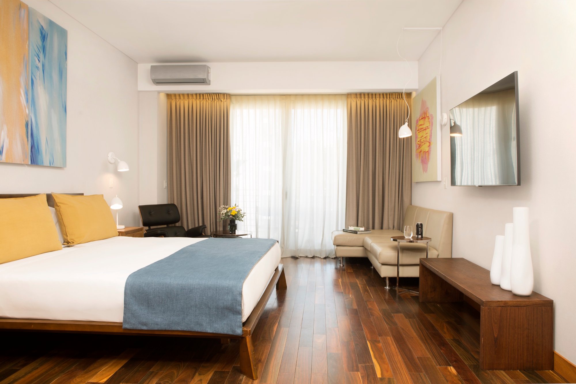 Cómoda área de estar con sofa y mesa redonda en una habitación Deluxe