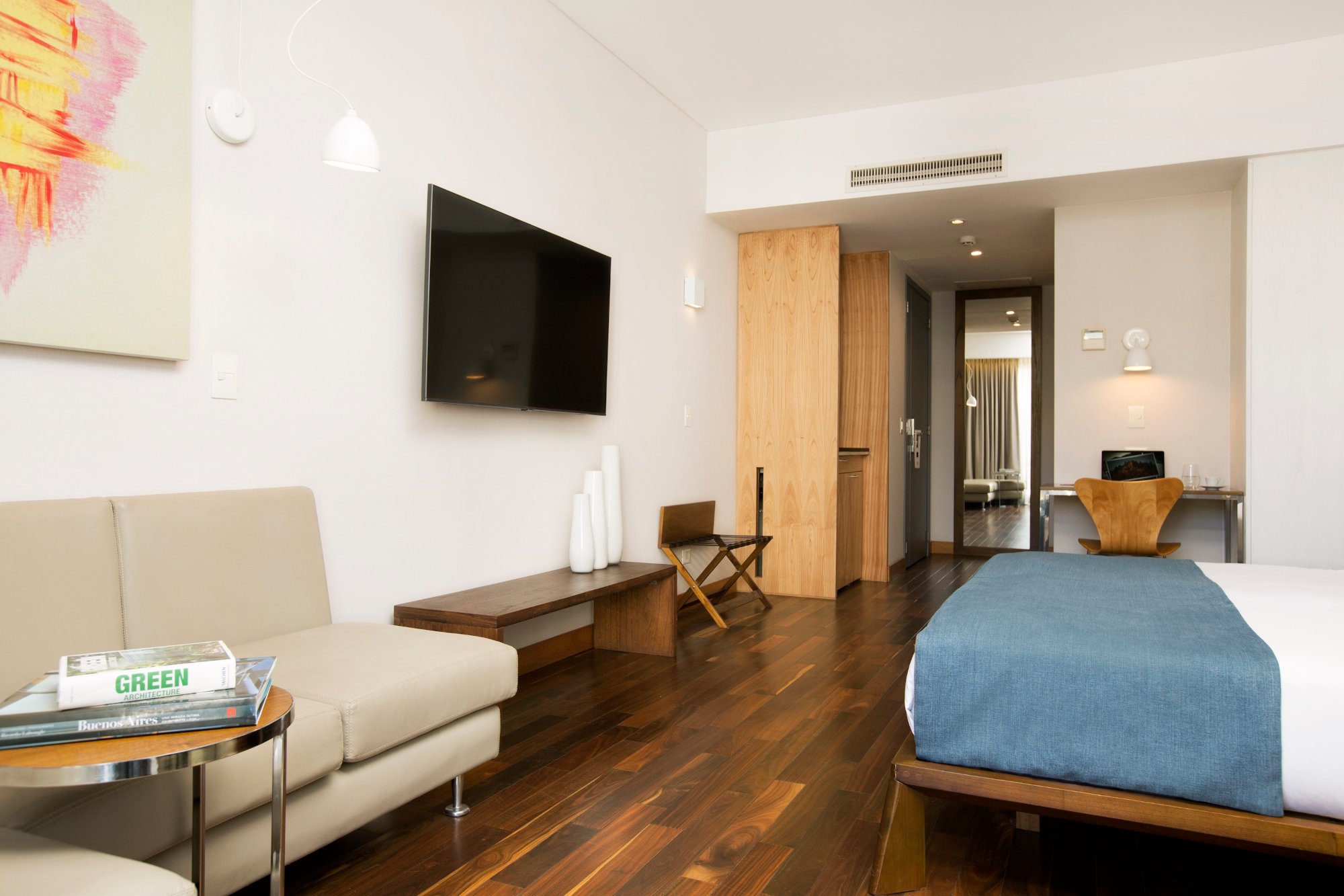 Amplia habitación Deluxe con televisor grande y minibar