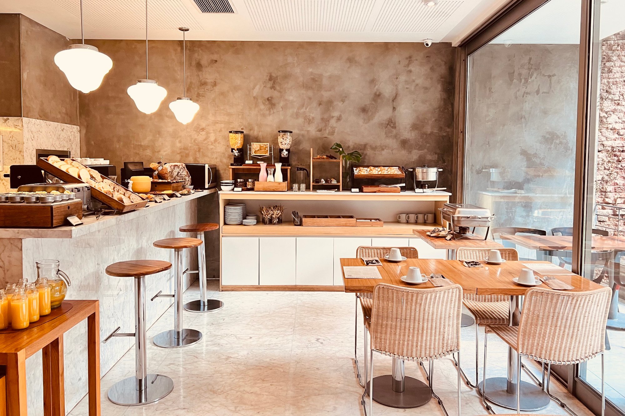 Buffet de desayuno en Palo Santo con vista al jardín