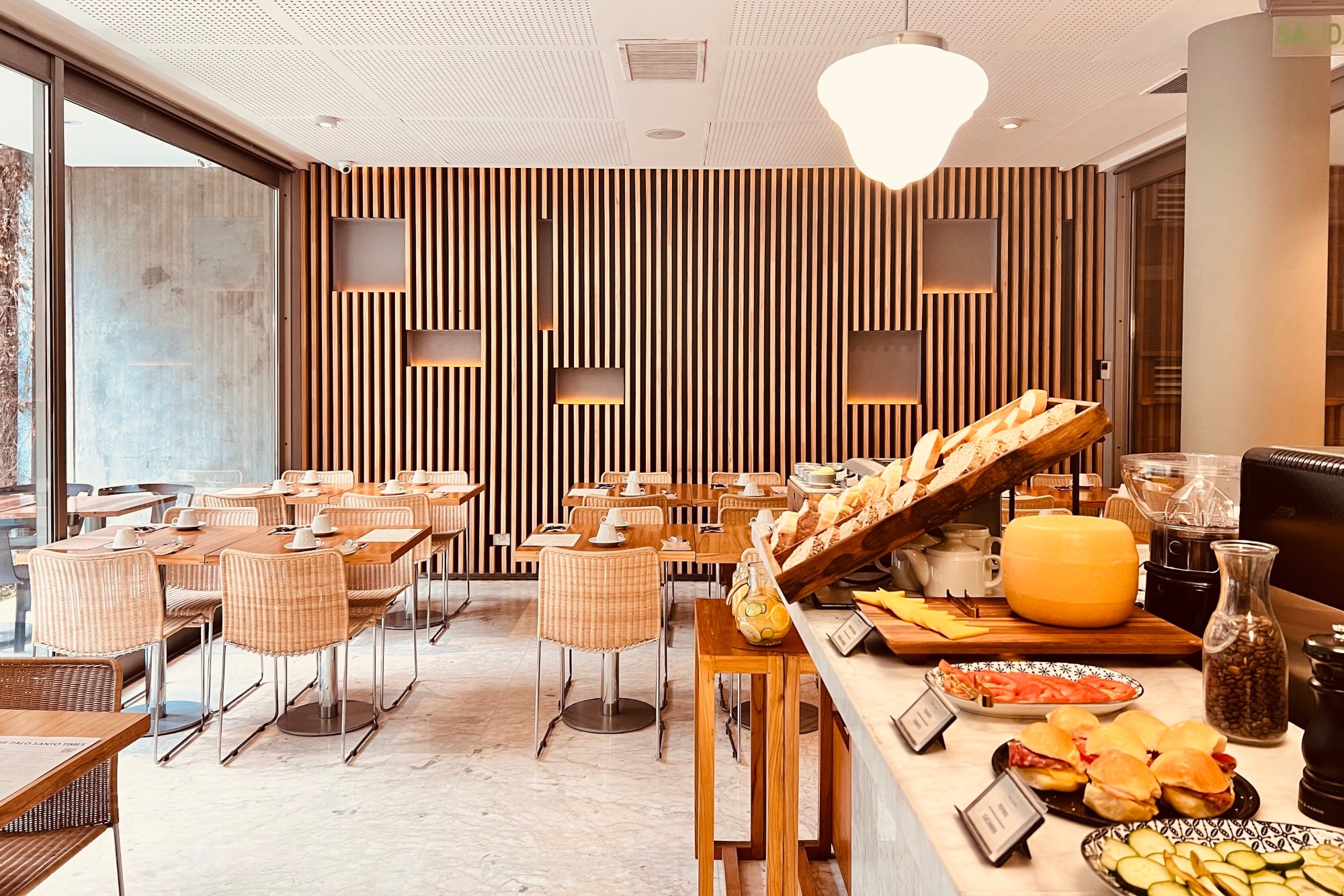 Buffet de desayuno con variedad de opciones