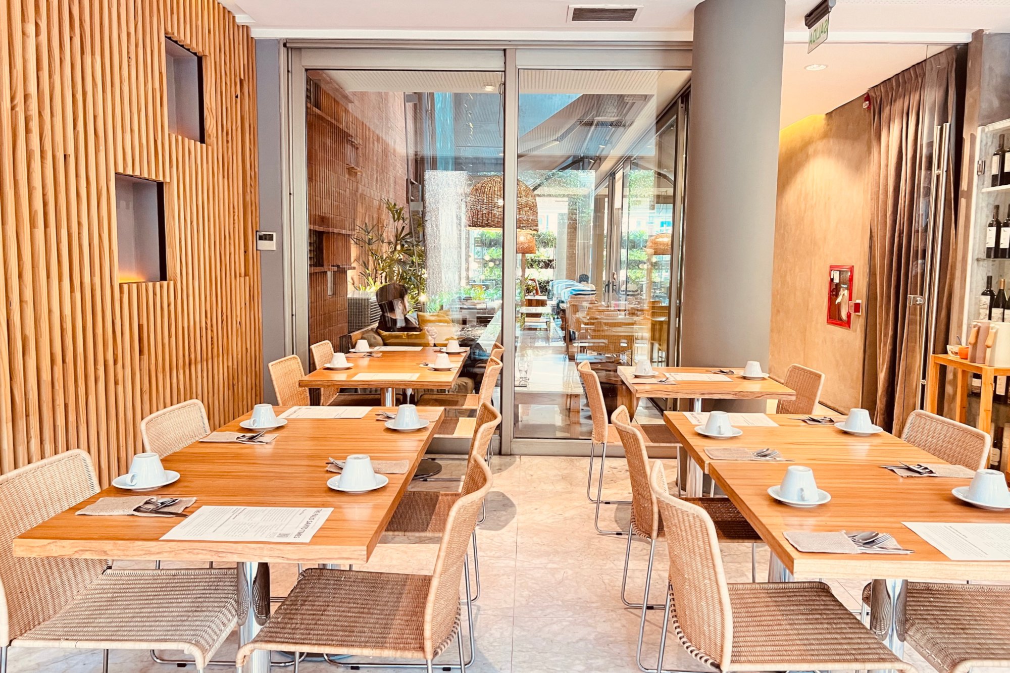 Vistas al jardin de invierno desde el salón de desayuno