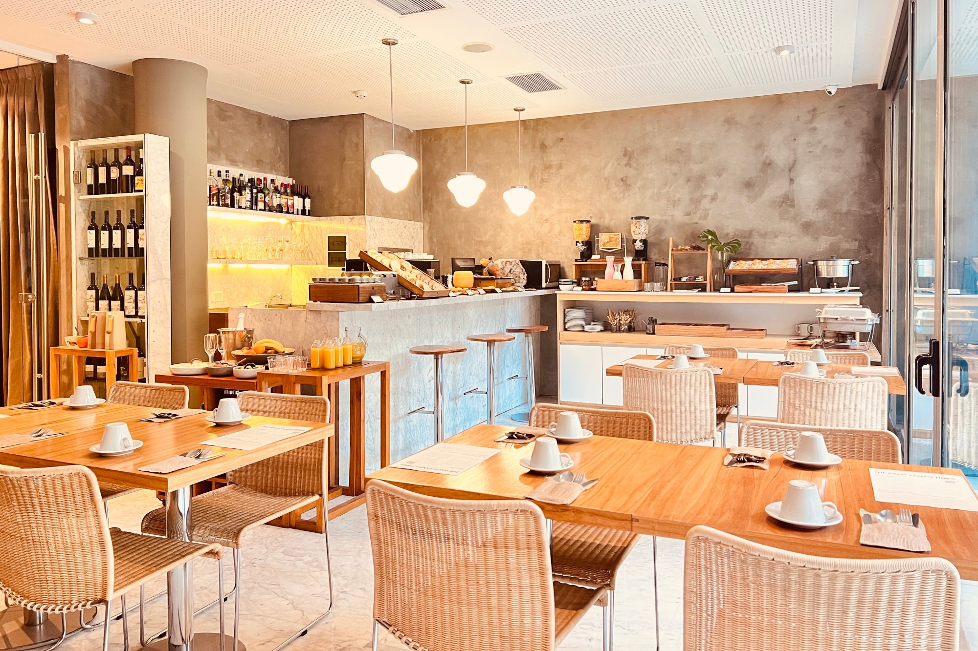 Salón de desayuno de Palo Santo con luz de la mañana
