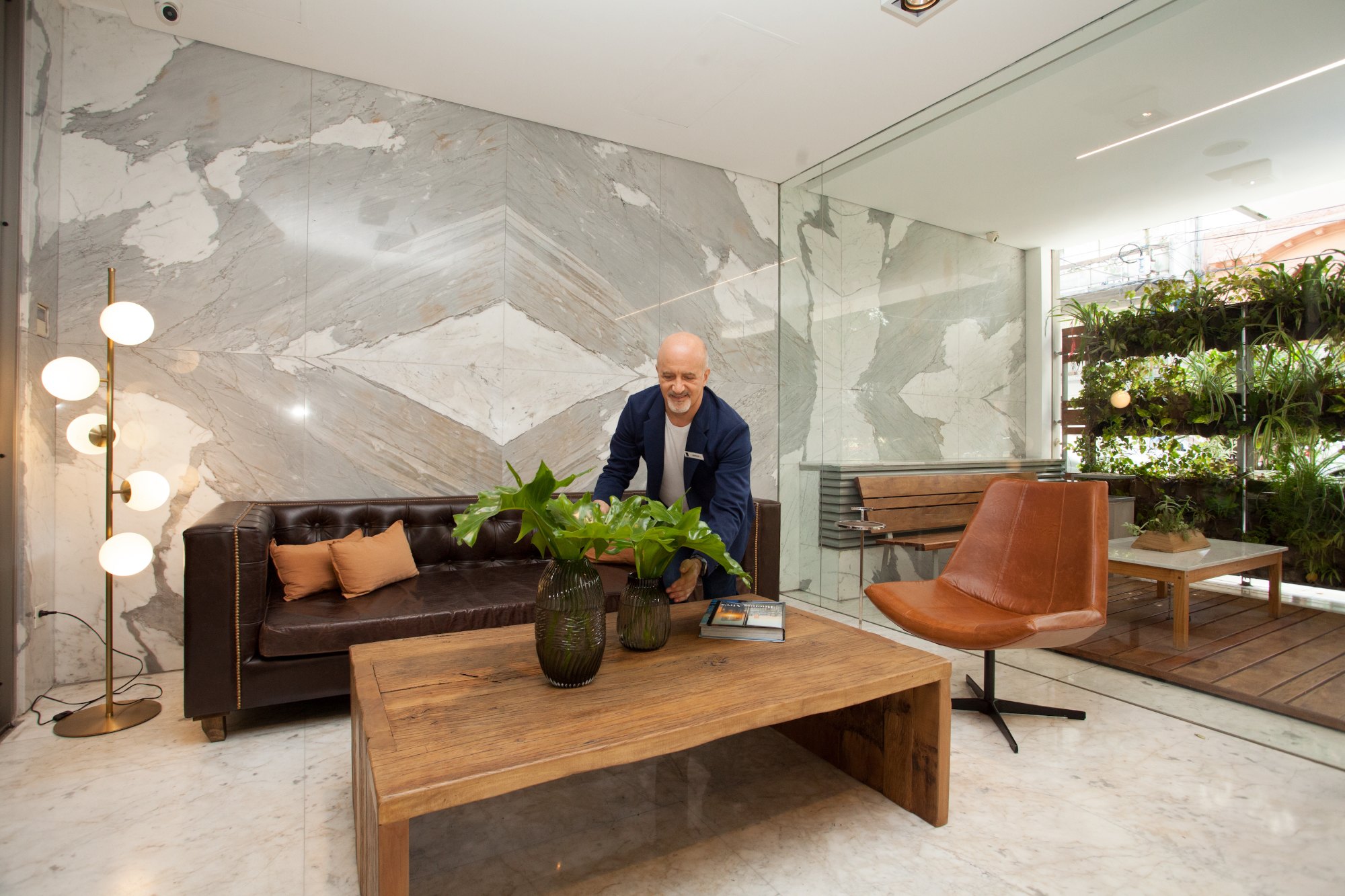 Personal del hotel acomodando plantas en el lobby del hotel Palo Santo