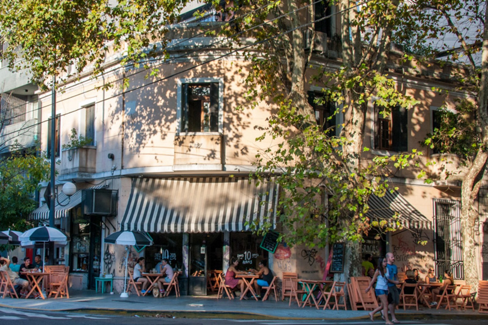 Calles de Palermo Hollywood con bares y mesas en la vereda