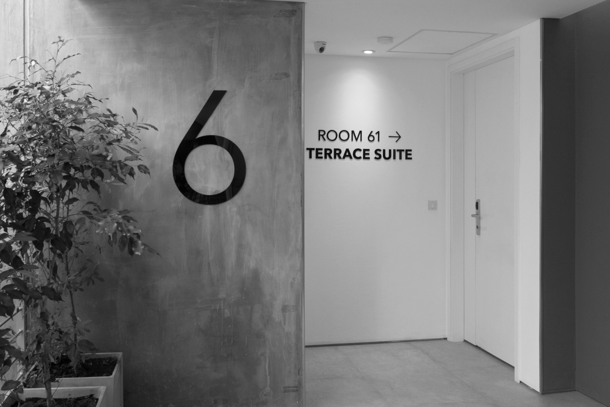 Foto en blanco y negro de la entrada de la Terrace Suite