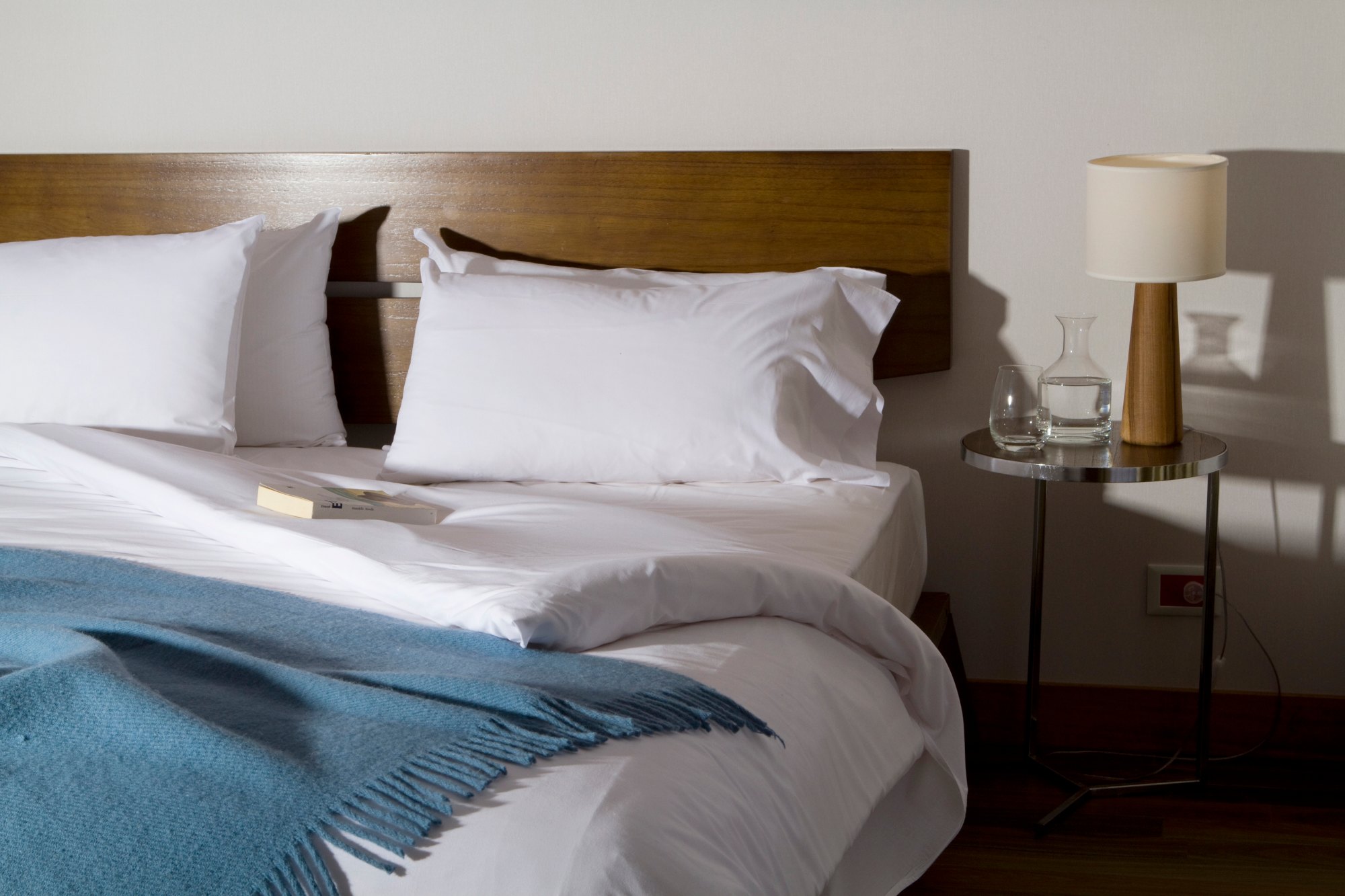 Primer plano de una cama king en la Suite