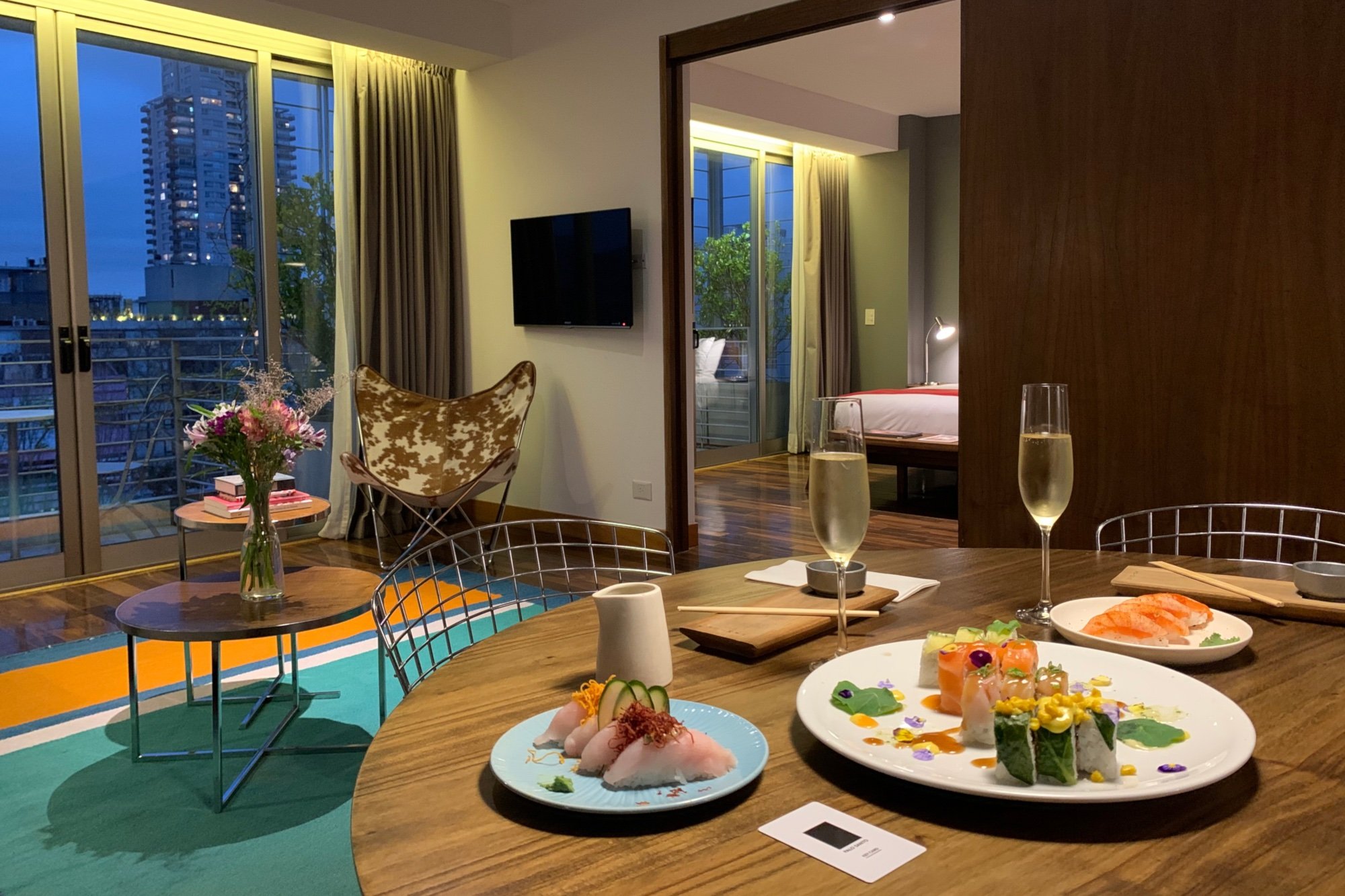 Cena en el amplio living de la Suite Palo Santo