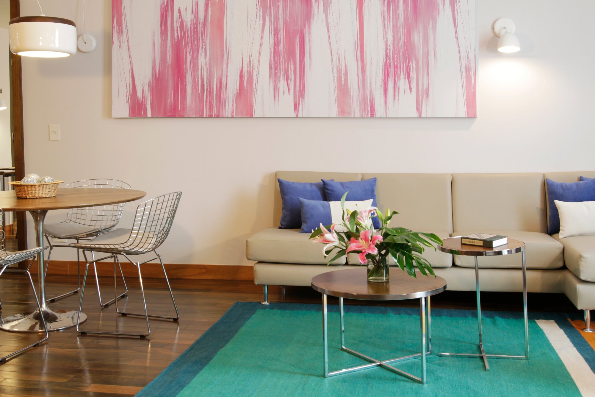 Living con mesa redonda y sofa en la Suite Palo Santo