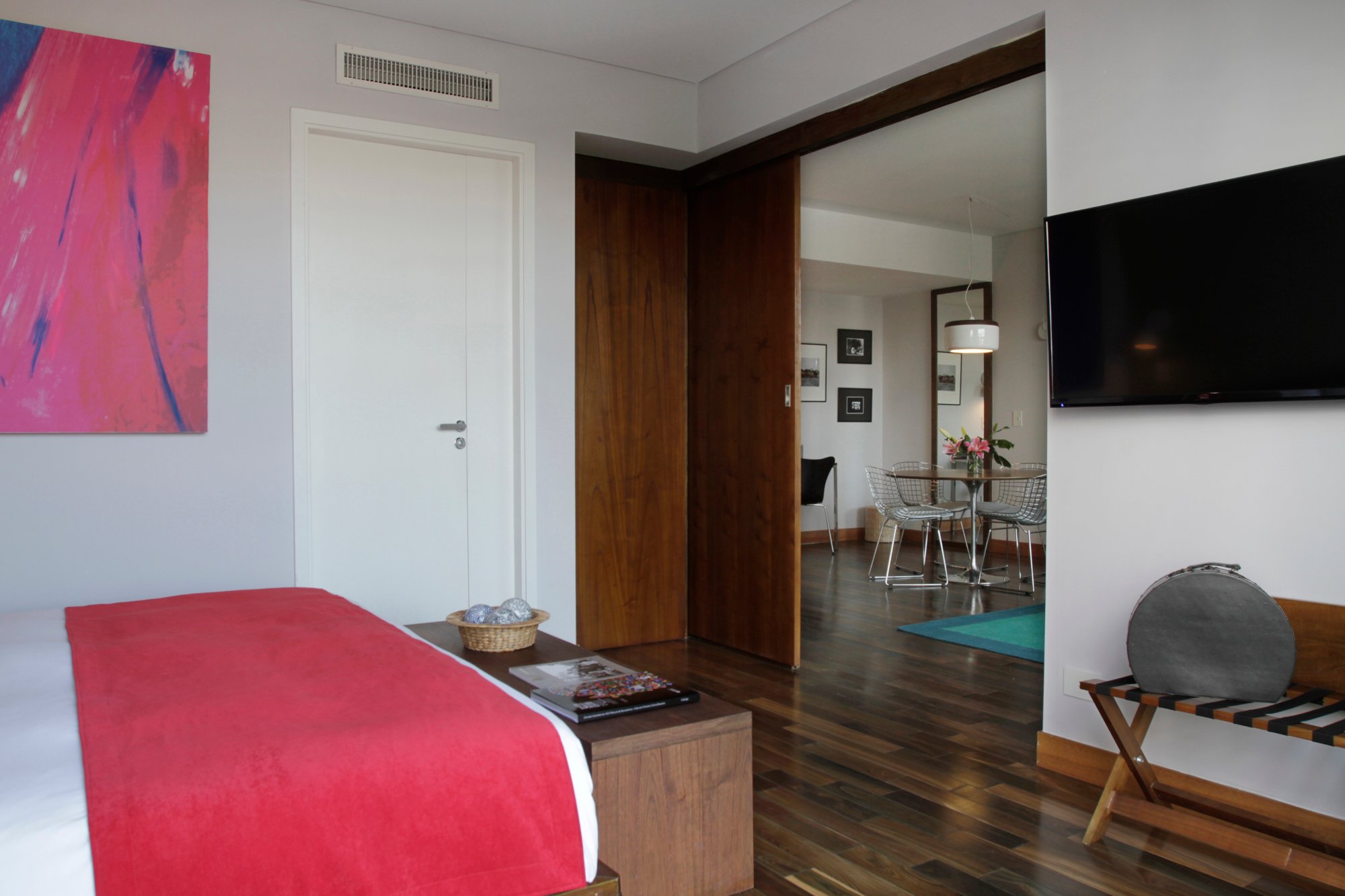 Vista al living desde la habitación en la Suite Palo Santo