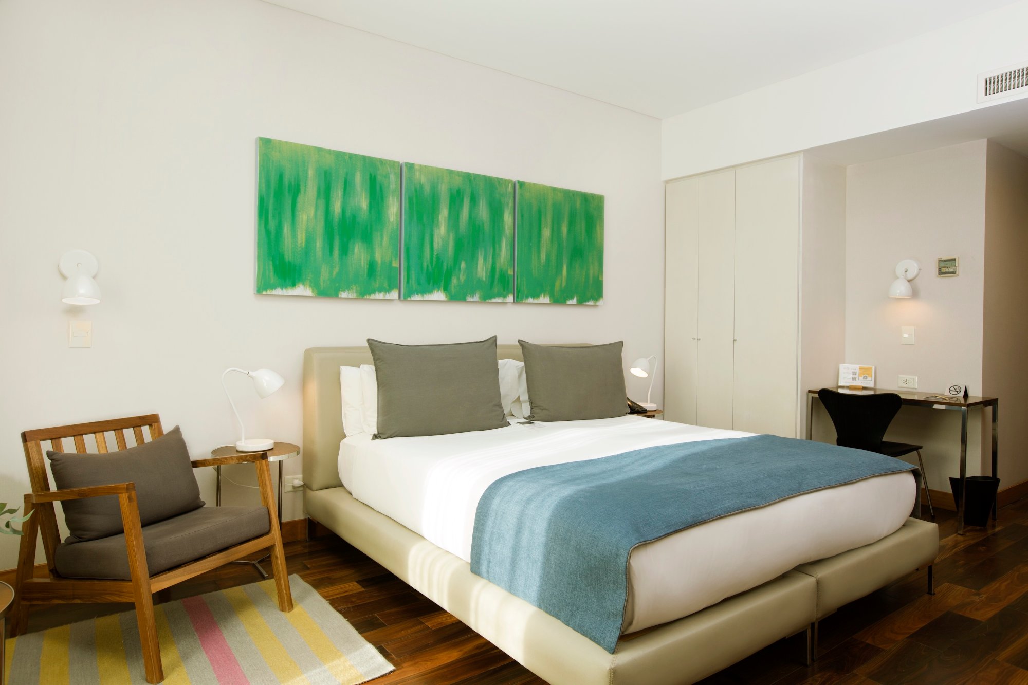 Habitación Premium con cama King, escritorio y área de estar