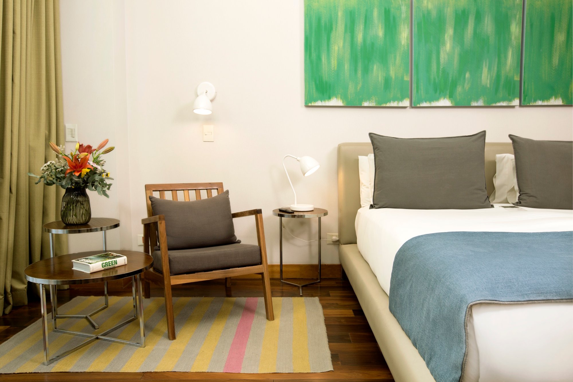 Zona de estar de una habitación Premium con sillón y mesa redonda