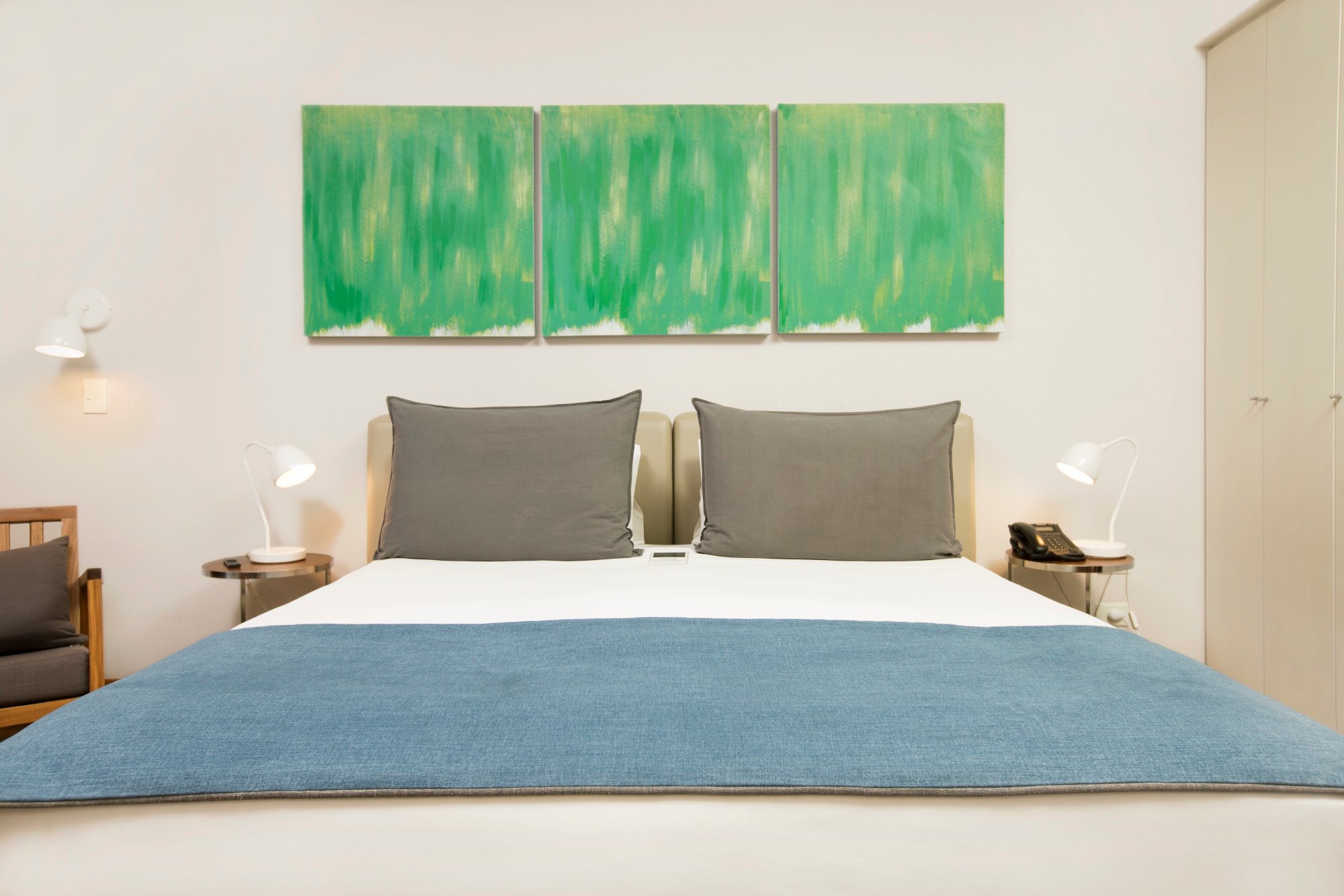 Cómoda cama King en una habitación Premium