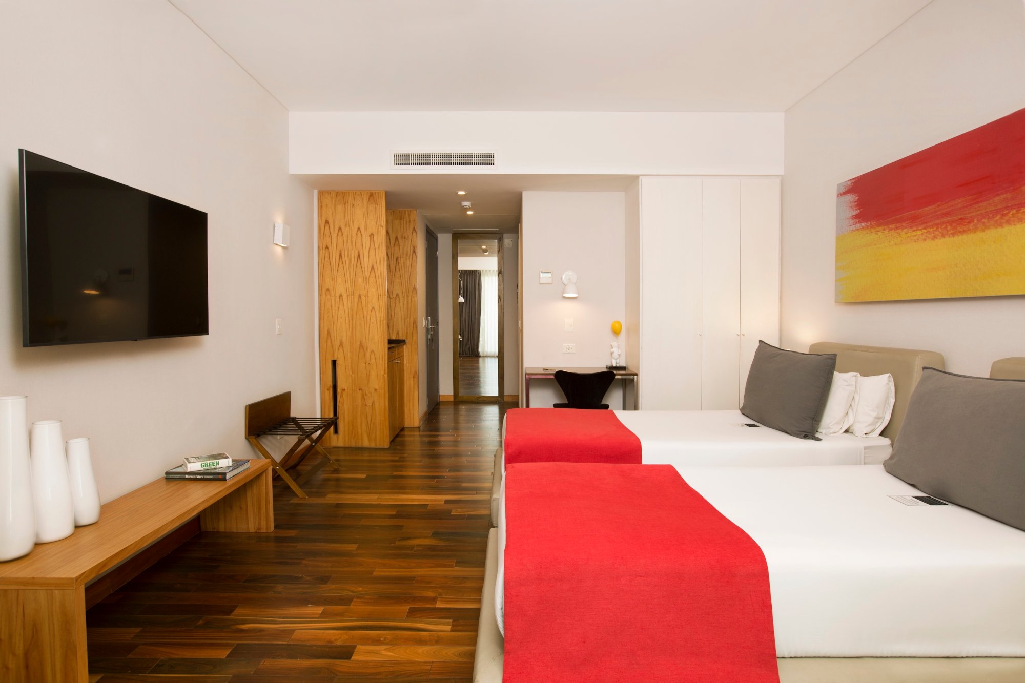 Habitación Premium Twin con muchas luz natural y objetos de diseño