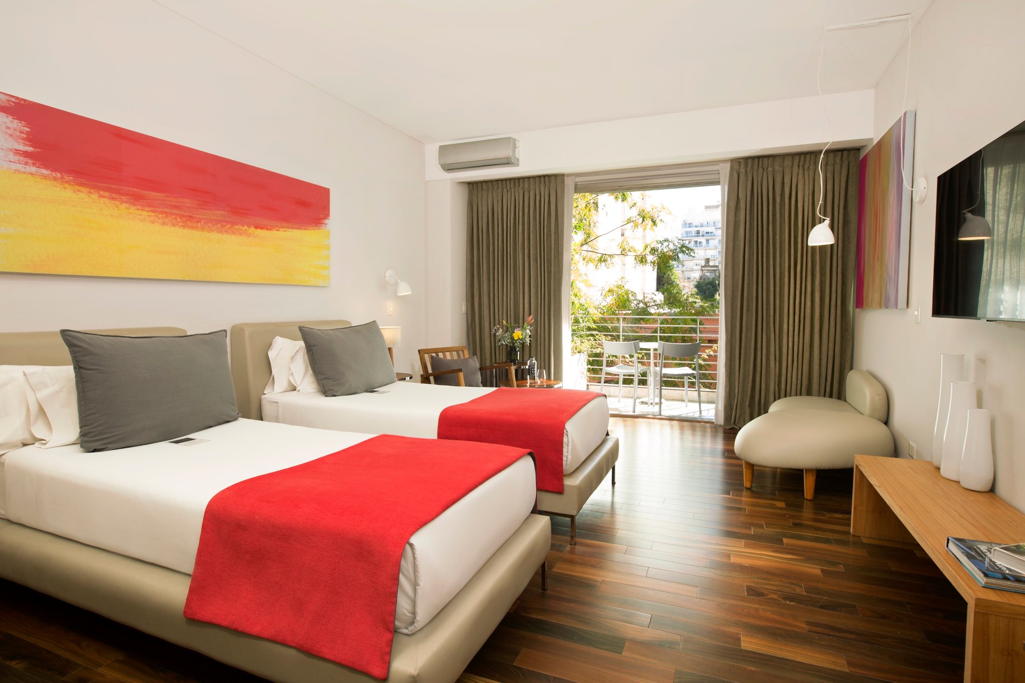 Habitación Premium Twin con dos camas y luz natural