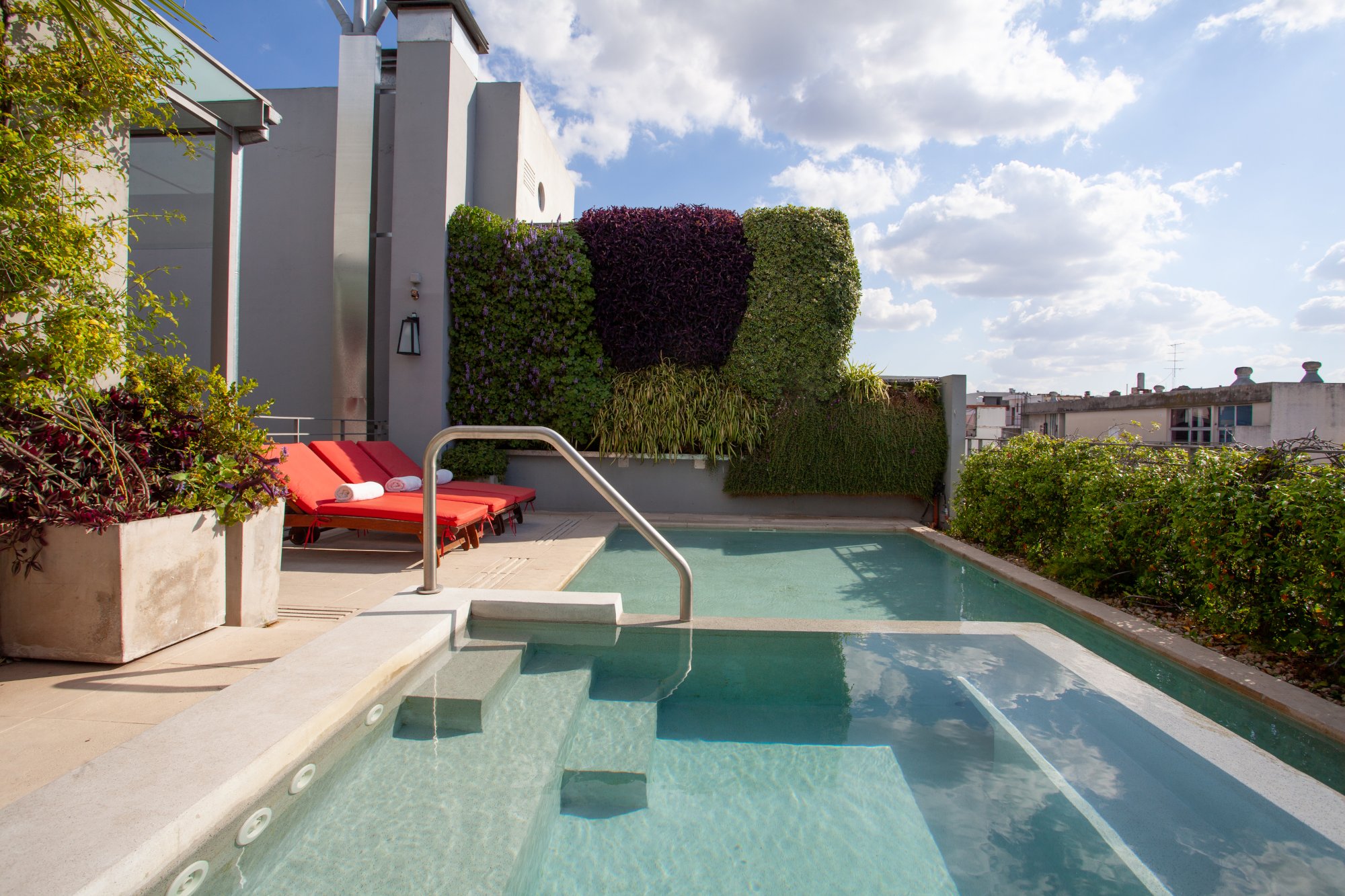 Terraza con piscina baja y hidromasaje en Palo Santo Hotel