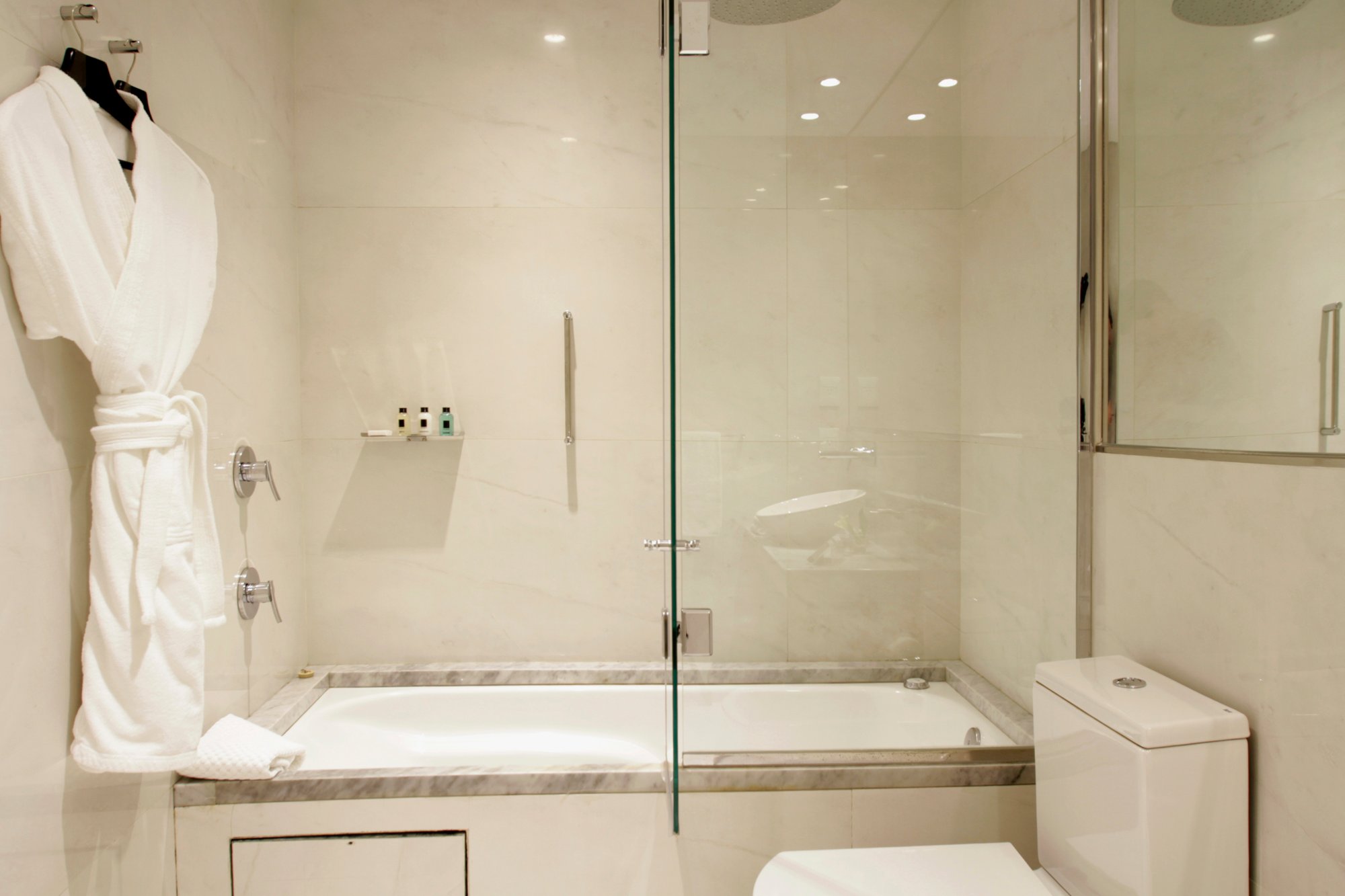 Bañera de hidromasaje en el baño de la Terrace Suite