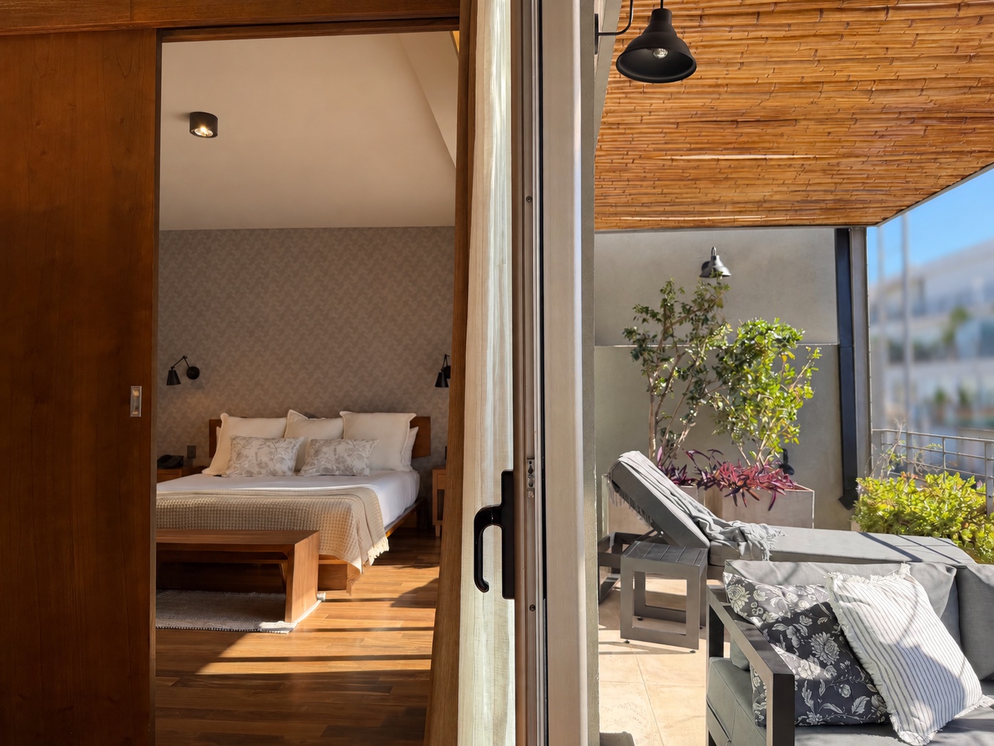 Dormitorio de la Suite Terrace visto desde la terraza privada