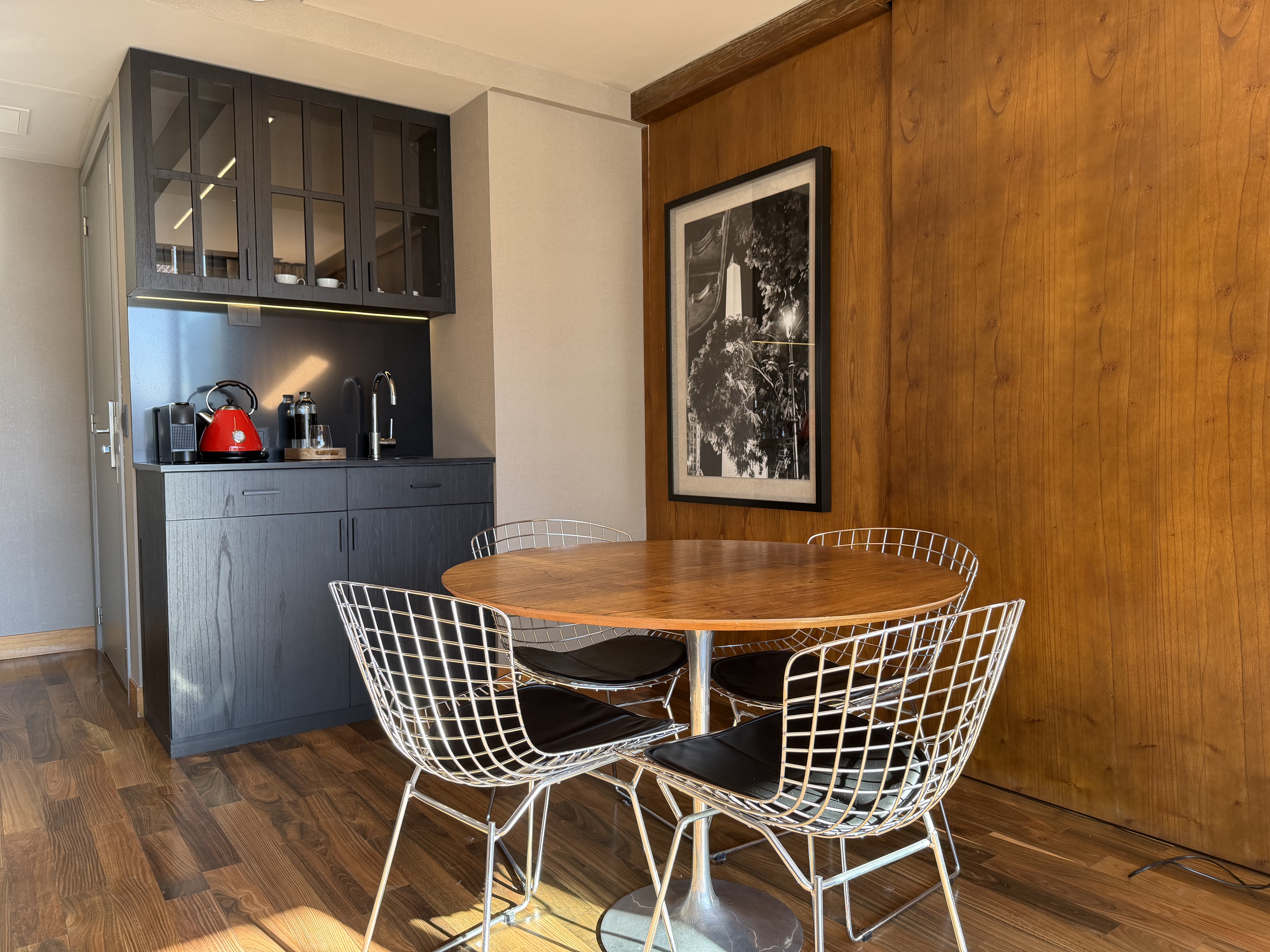 Mesa comedor y kitchenette con cafetera Nespresso en el living de la Suite Terrace