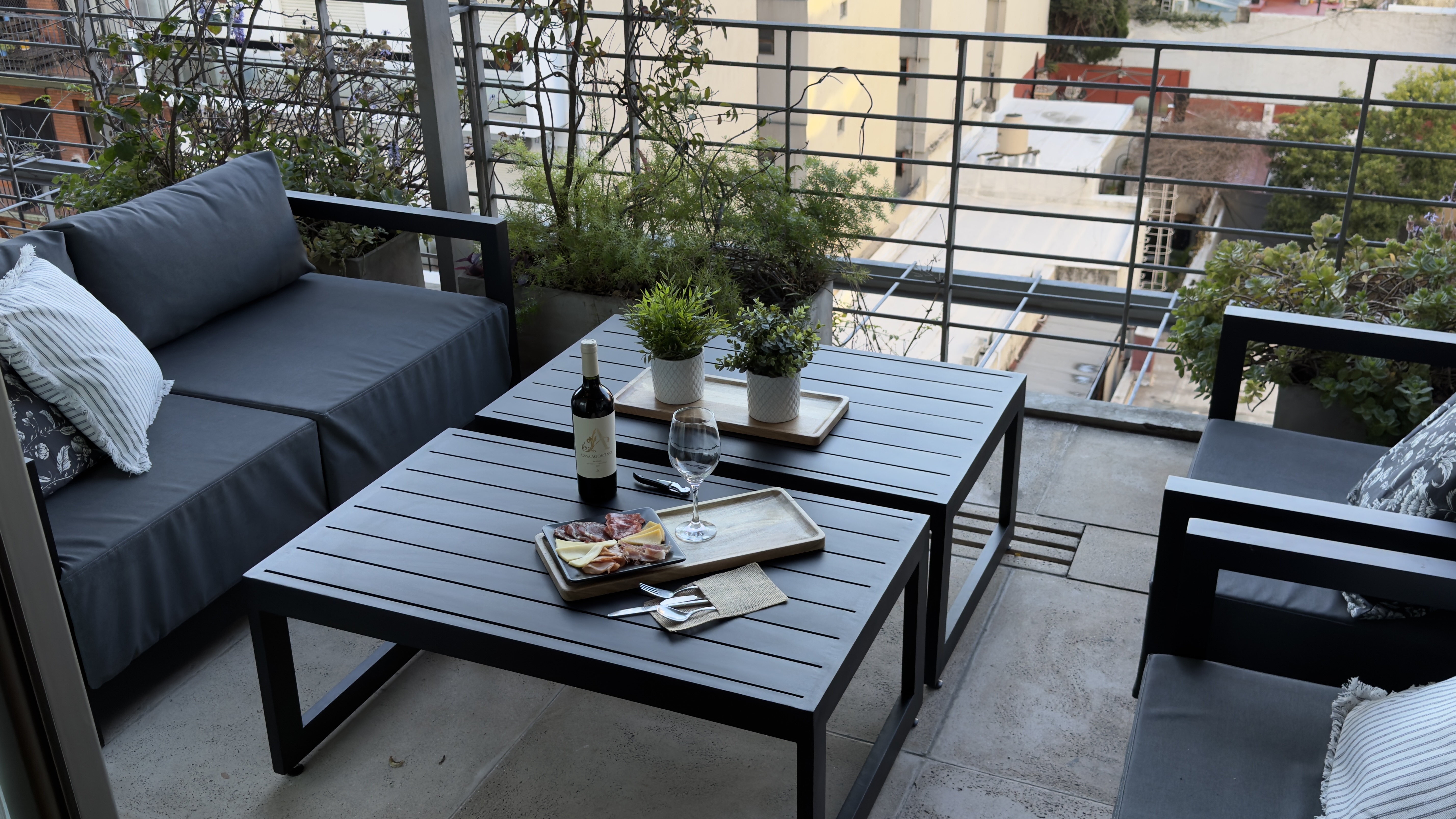 Vino y una picada en la terraza de la Suite Terrace con vista a los techos de Palermo