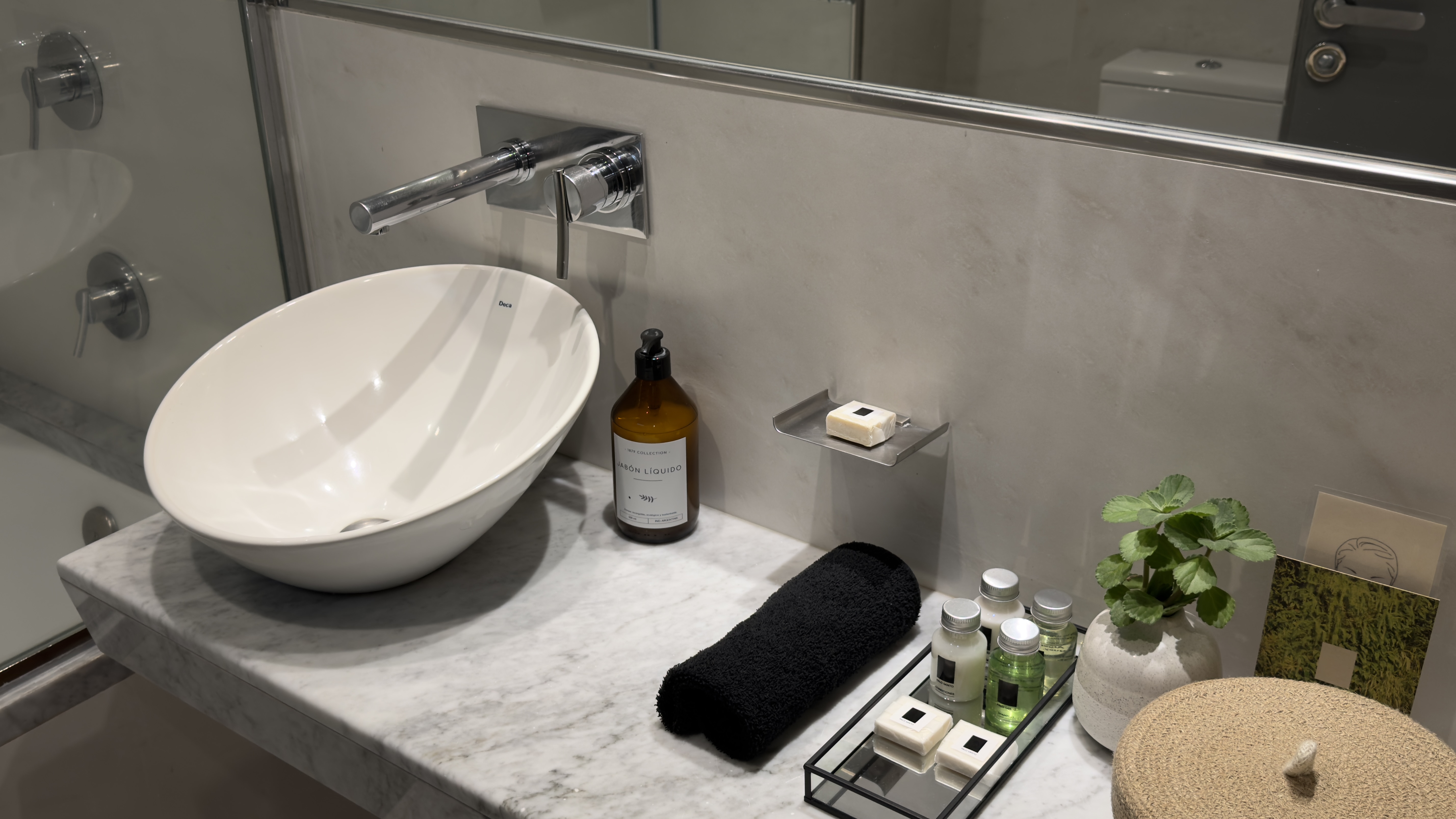 Bacha sobre mesada de mármol con amenities en el baño de la Suite Terrace