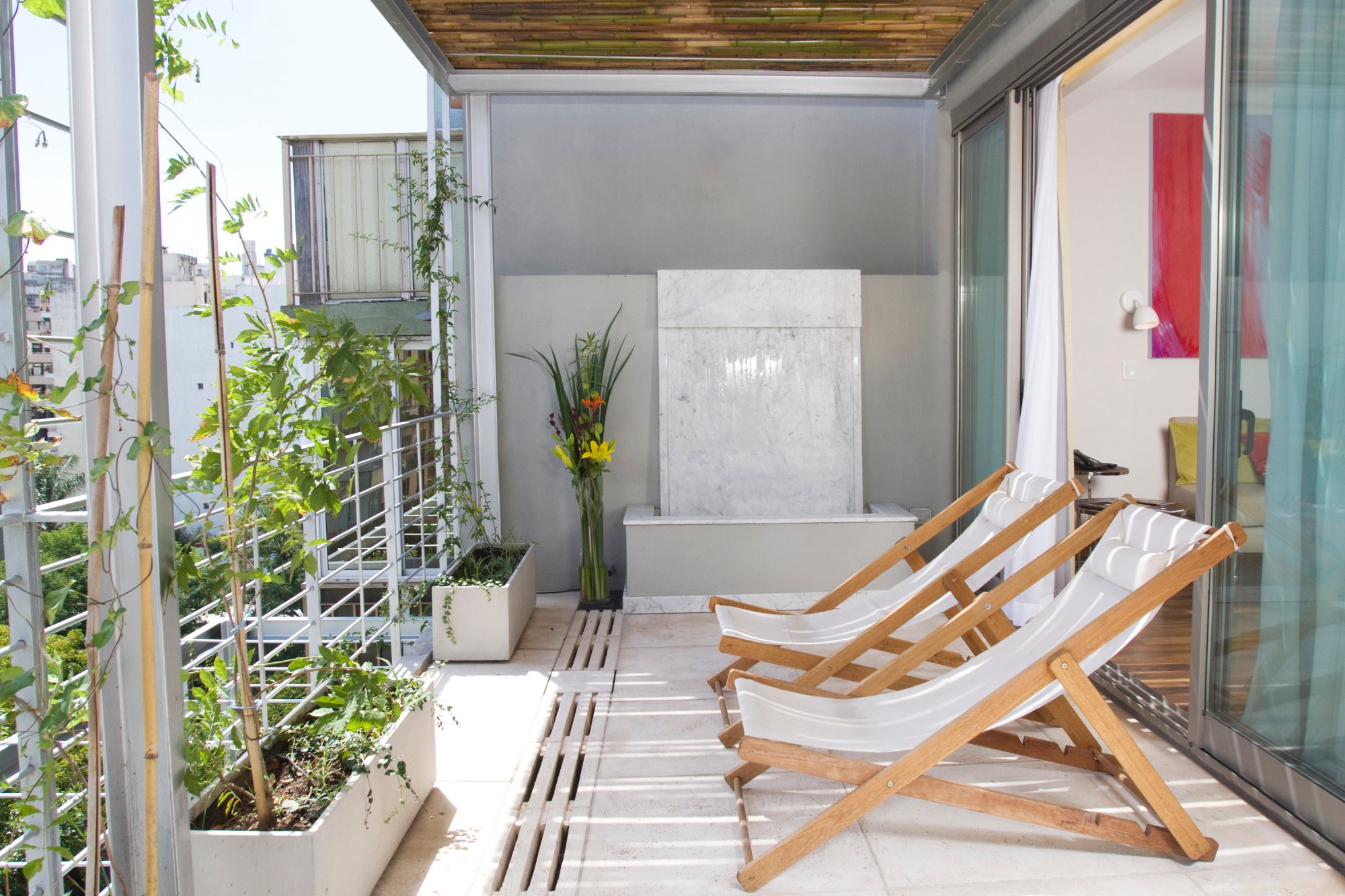 Amplia terraza con plantas en la Suite Terrace