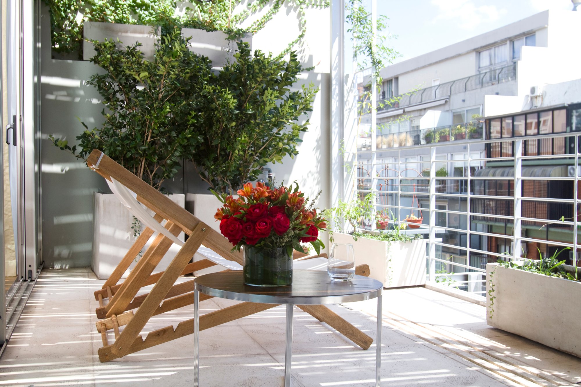 Terraza privada con detalles románticos en la Suite Terrace