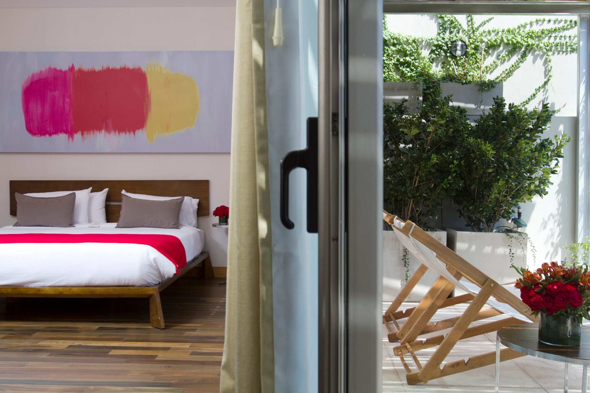 Habitación con cama king y terraza privada en la Suite Terrace