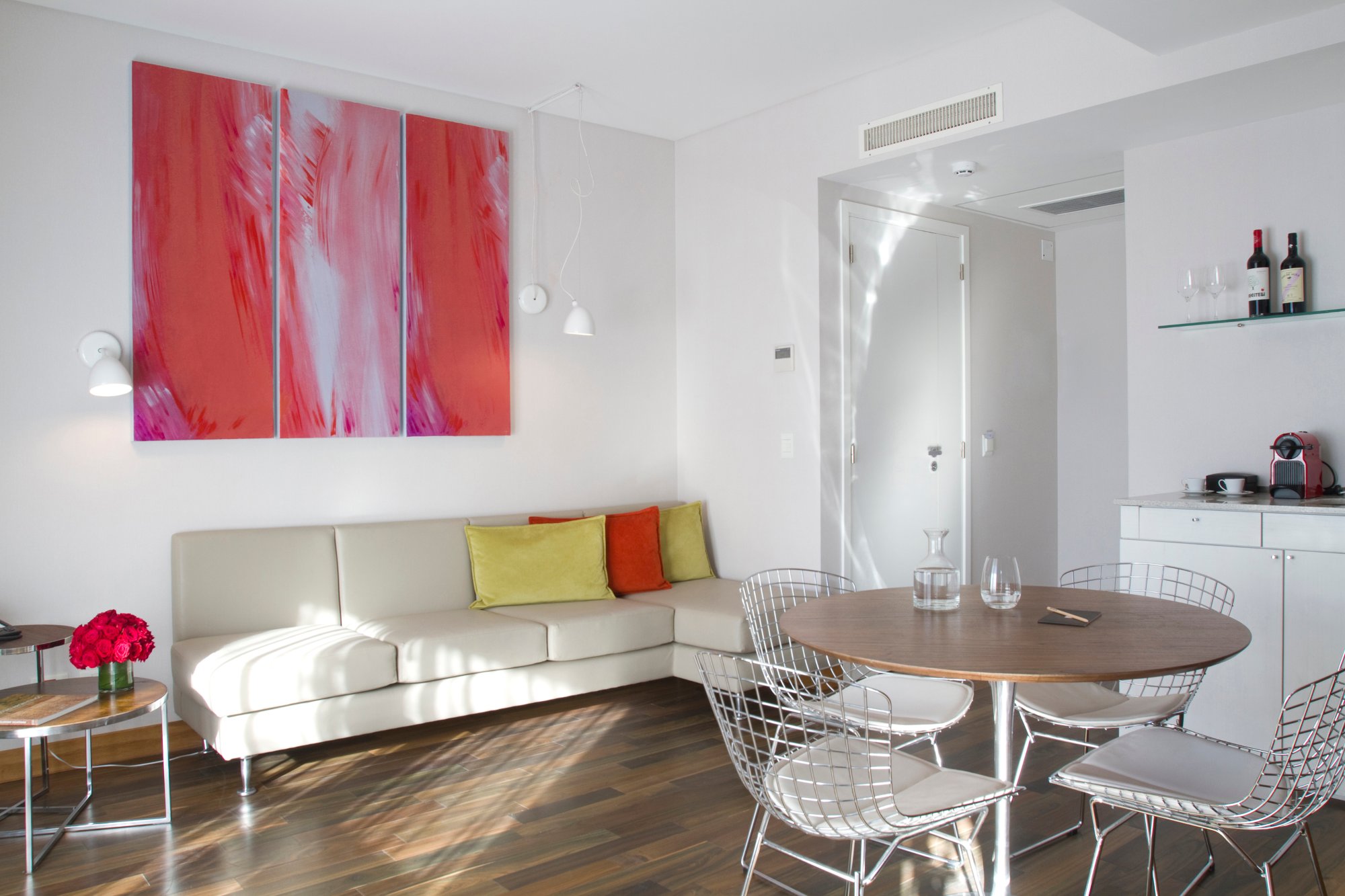 Mesa redonda para cuatro personas y área de estar en la Suite Terrace