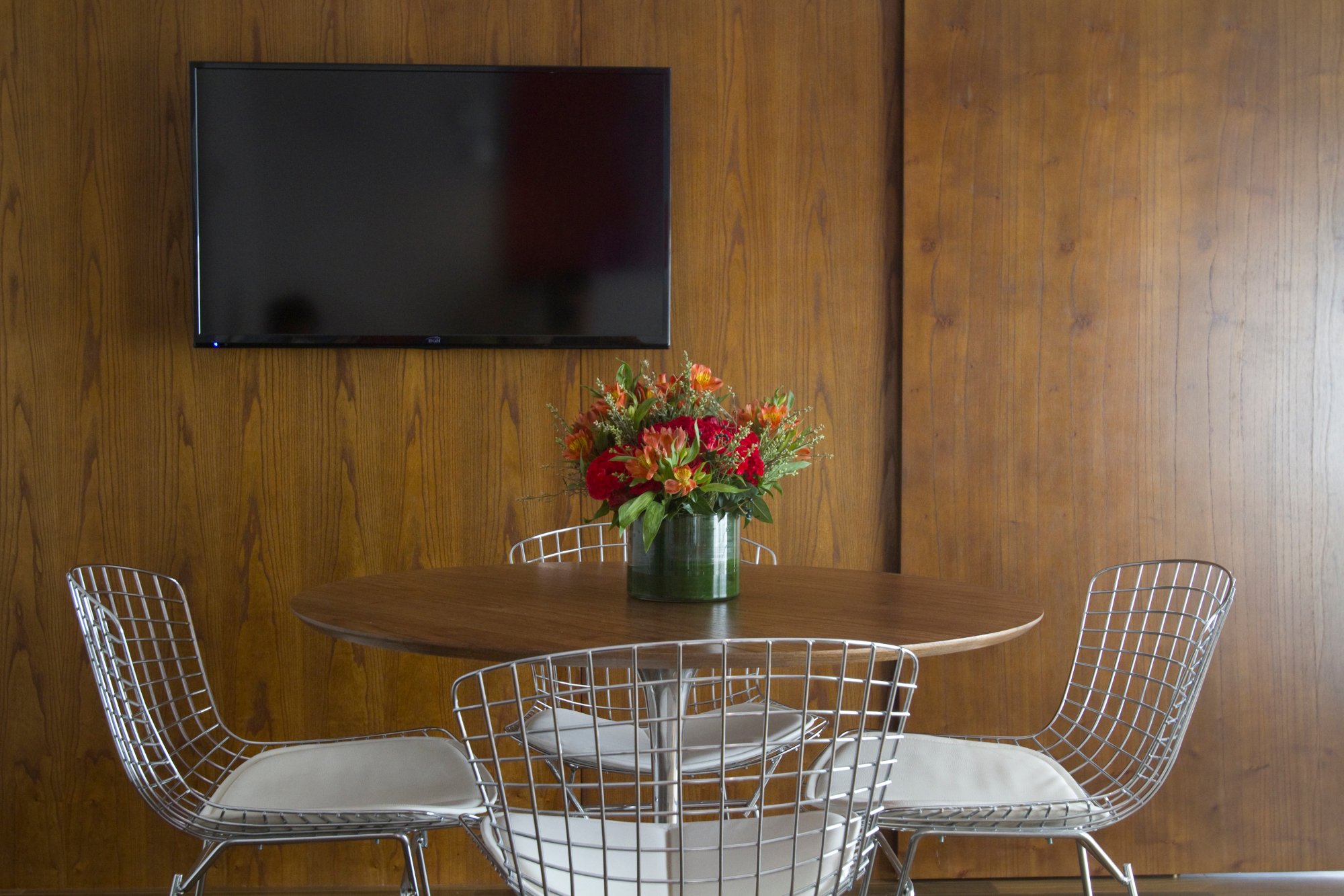 Mesa redonda de la suite con sillas de diseño